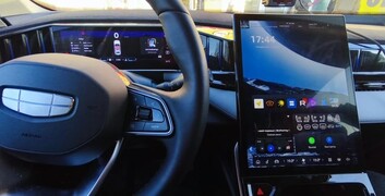 Установка голосового, навигации и приложений на Geely Atlas New в Братске